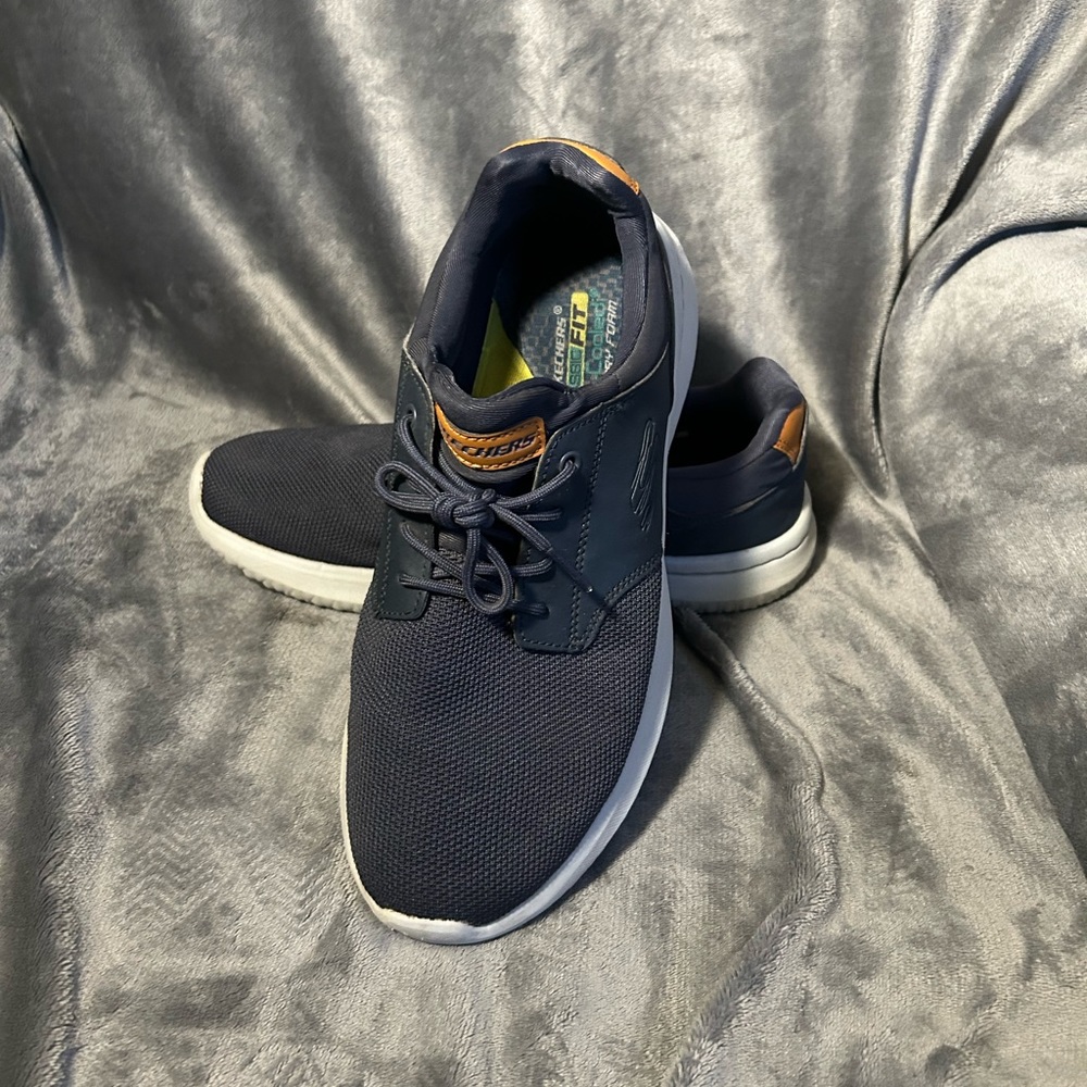 Sketchers men’s sneakers